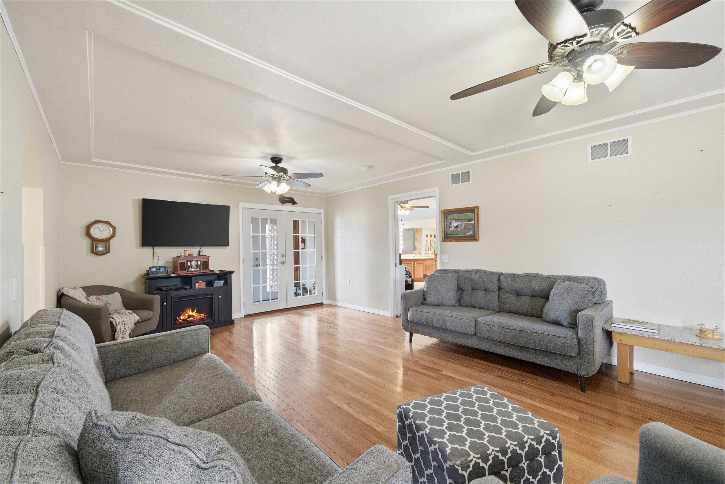1679 Old Bridge Road Auburn, WI 53010 - Photo 17 of 52 Living room