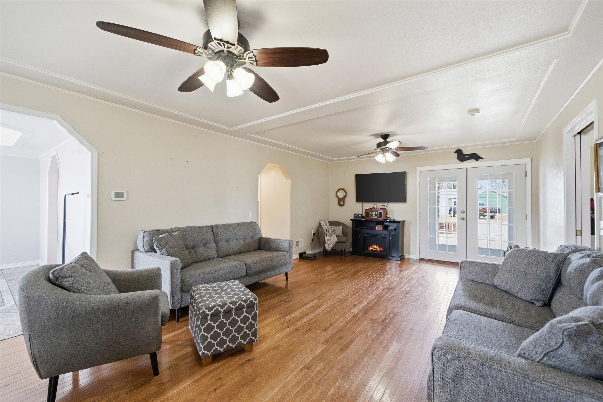1679 Old Bridge Road Auburn, WI 53010 - Photo 18 of 52 Living room