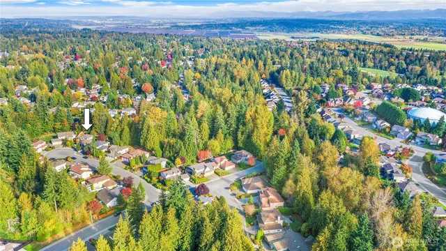 a sign that is sitting on a brick wall