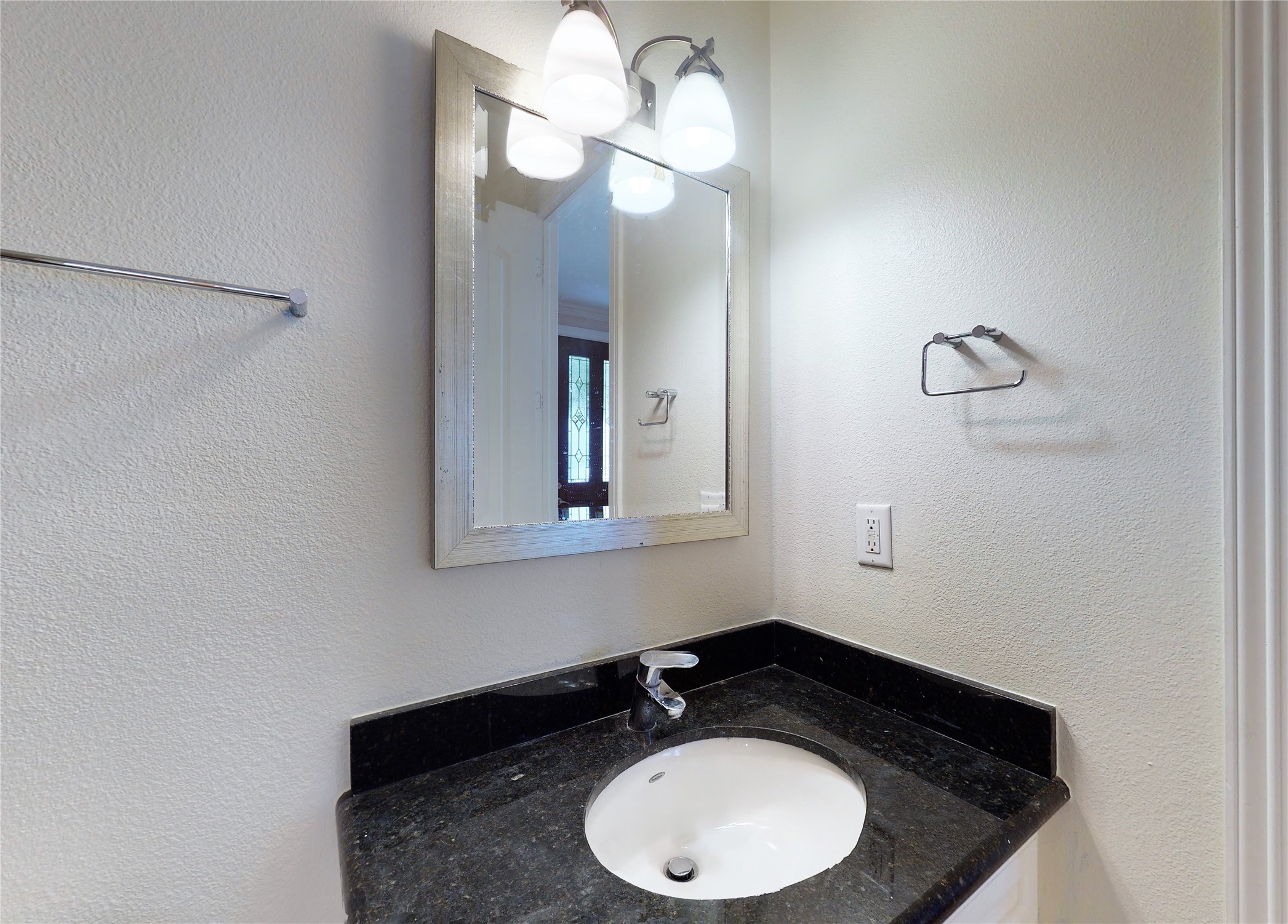 2104 State Street Houston, TX 77007 - Photo 28 of 41 Bathroom of the 4th bedroom (first floor)