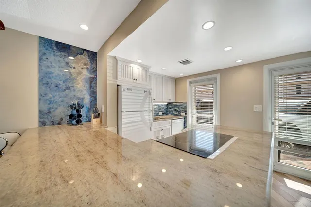 $2,300 | 1461 South Ocean Boulevard, Unit 110, Lauderdale-by-the-Sea, FL 33062