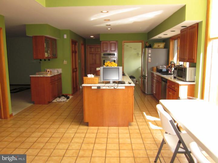 552 Chandler Mill Road Avondale, PA 19311 - Photo 8 of 25 Kitchen