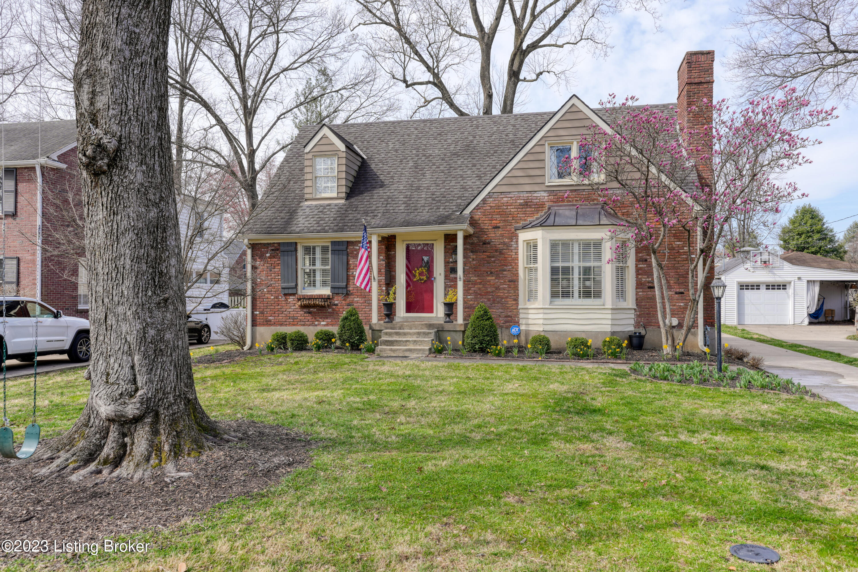 218 Don Allen Road Louisville, KY 40207 - Photo 1 of 48 003 - 20230306 09609