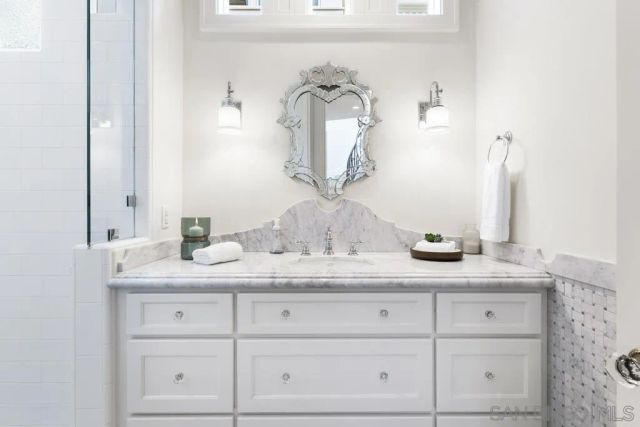 a en suite bathroom with a sink and mirror