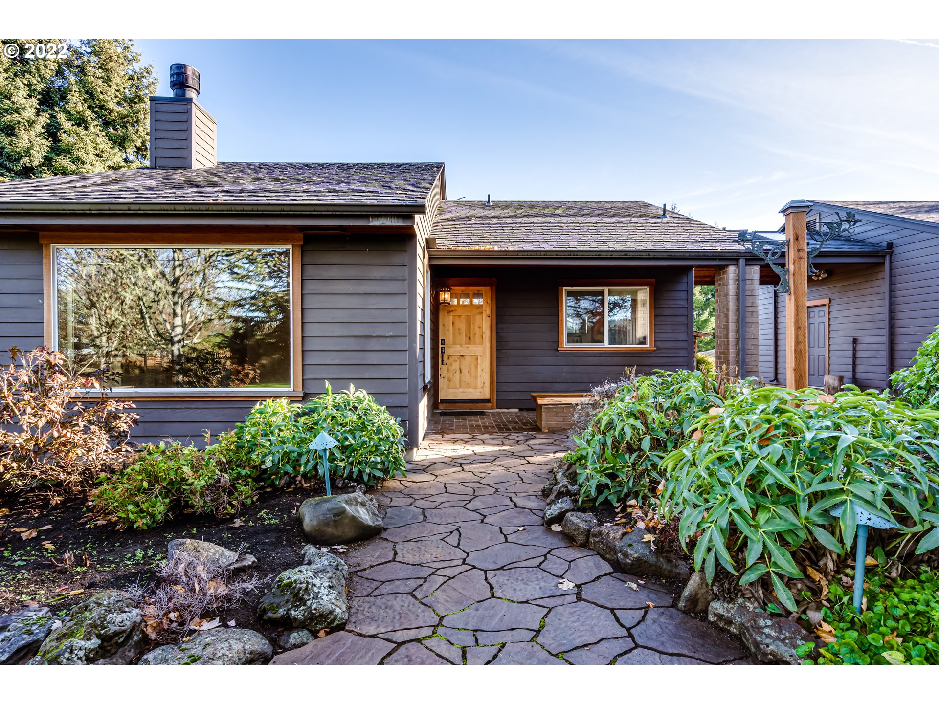 37577 Wheeler Road Dexter, OR 97431 - Photo 3 of 32 a front view of a house with garden