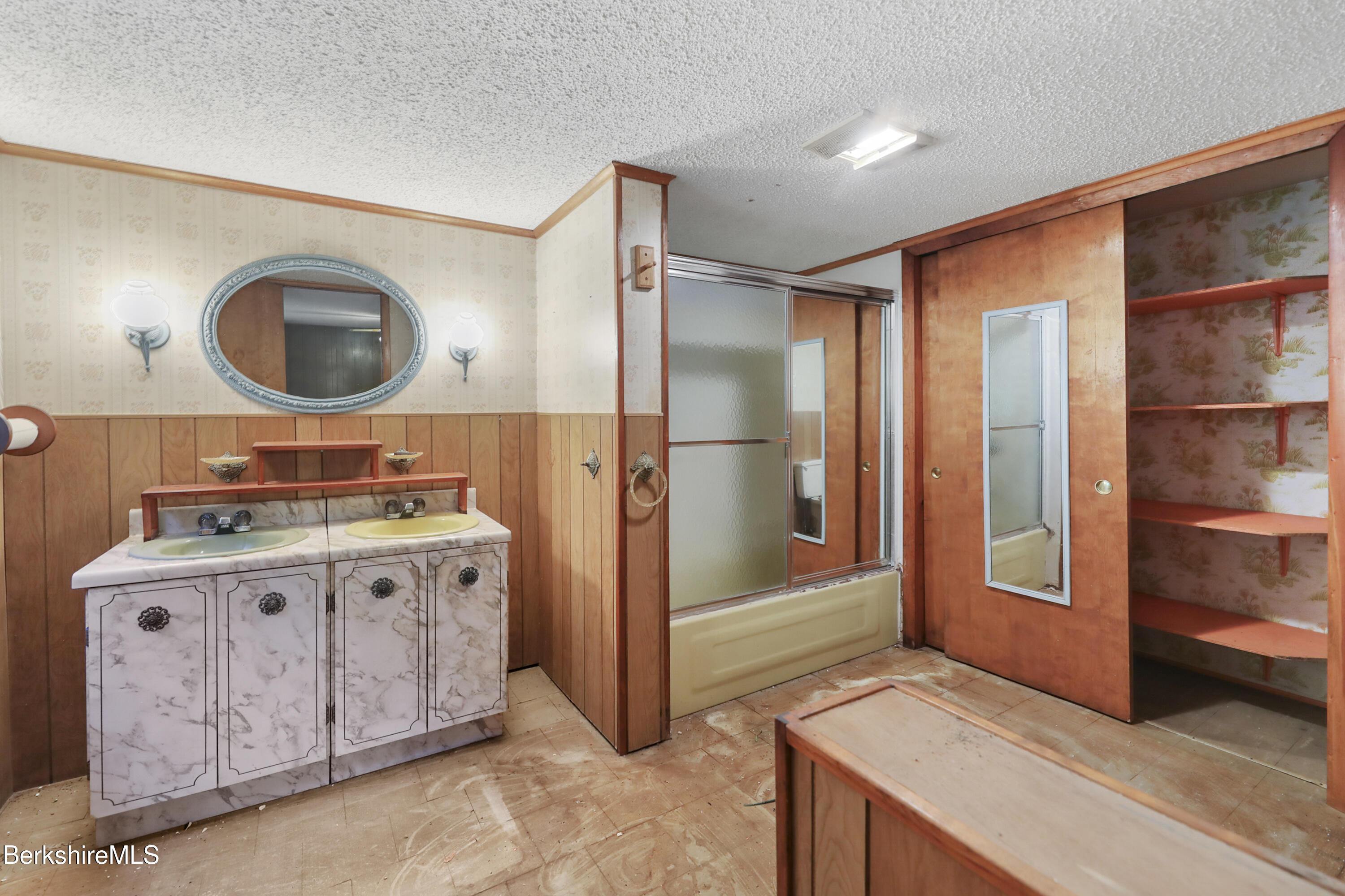 268 E Road Alford, MA 01266 - Photo 25 of 43 Right Unit Bathroom Two