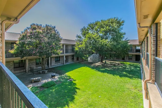 a view of a house with backyard