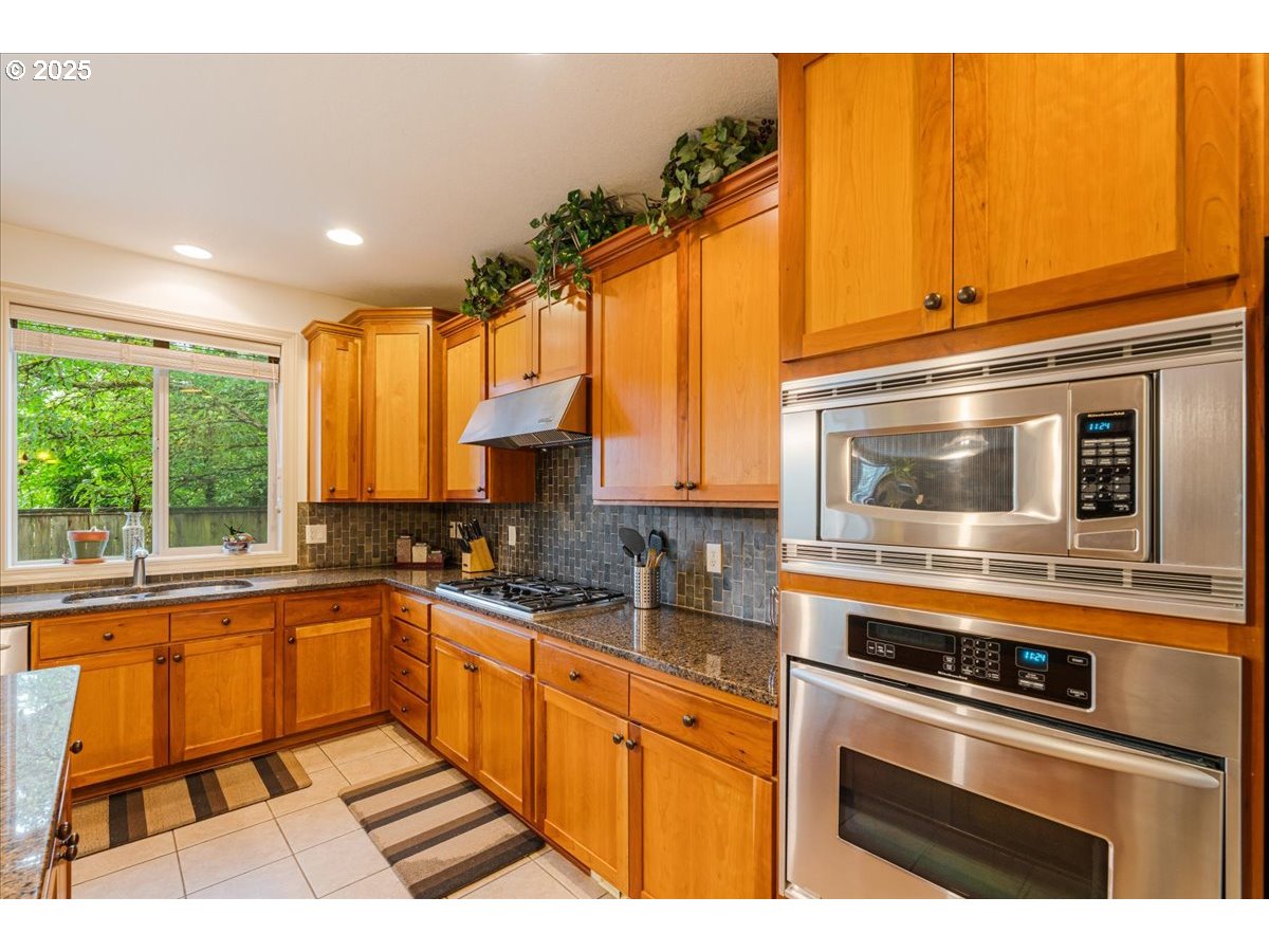 17544 Southwest Keystone Court Beaverton, OR 97007 - Photo 14 of 48 Gallery Image 14