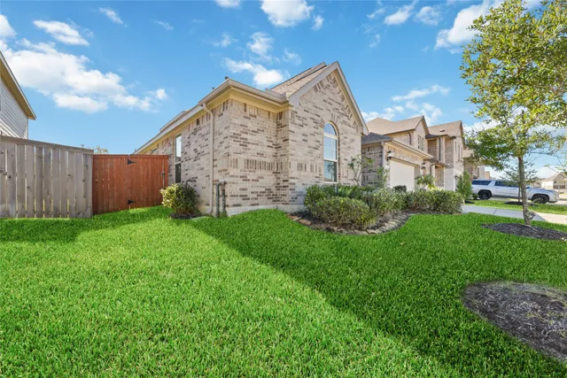 a view of a front of house with a yard