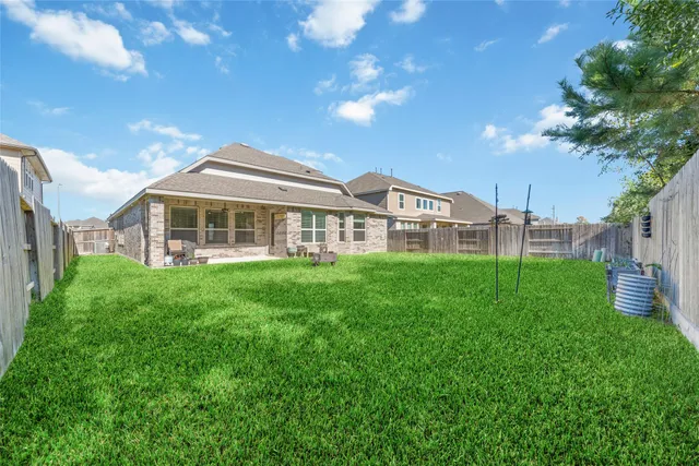 a house view with backyard space
