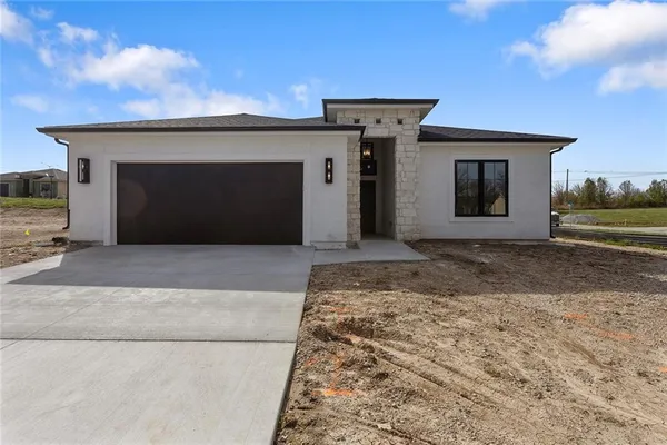 $499,900 | 9736 North Montclair Avenue, Kansas City, MO 64154