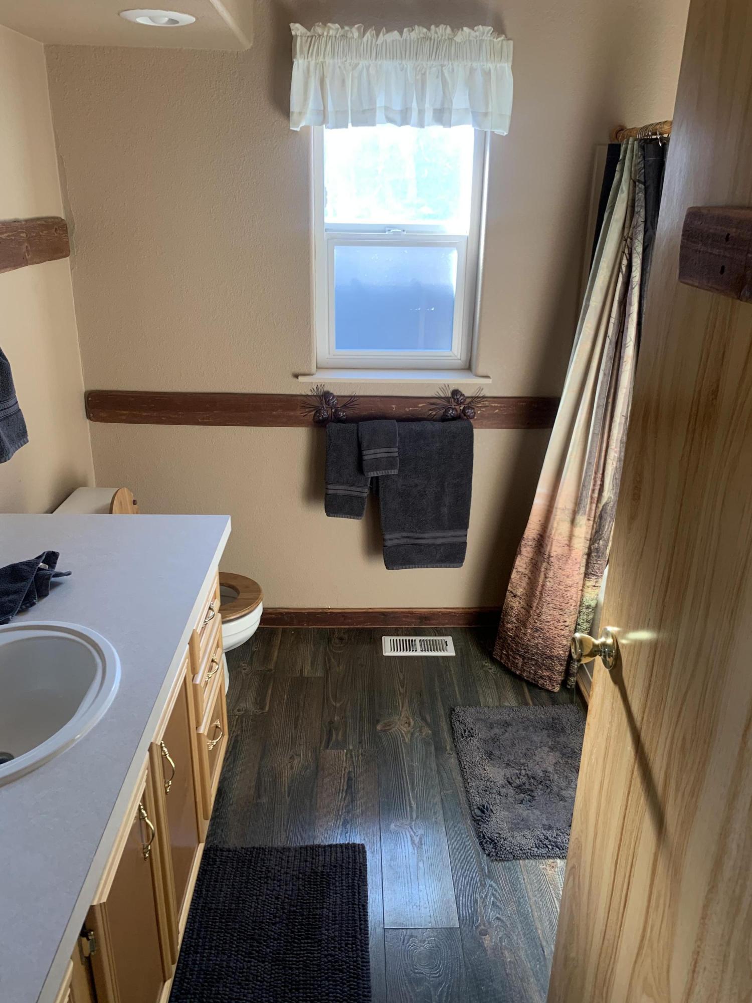 37458 Modoc Point Road Chiloquin, OR 97624 - Photo 7 of 17 Master Bath