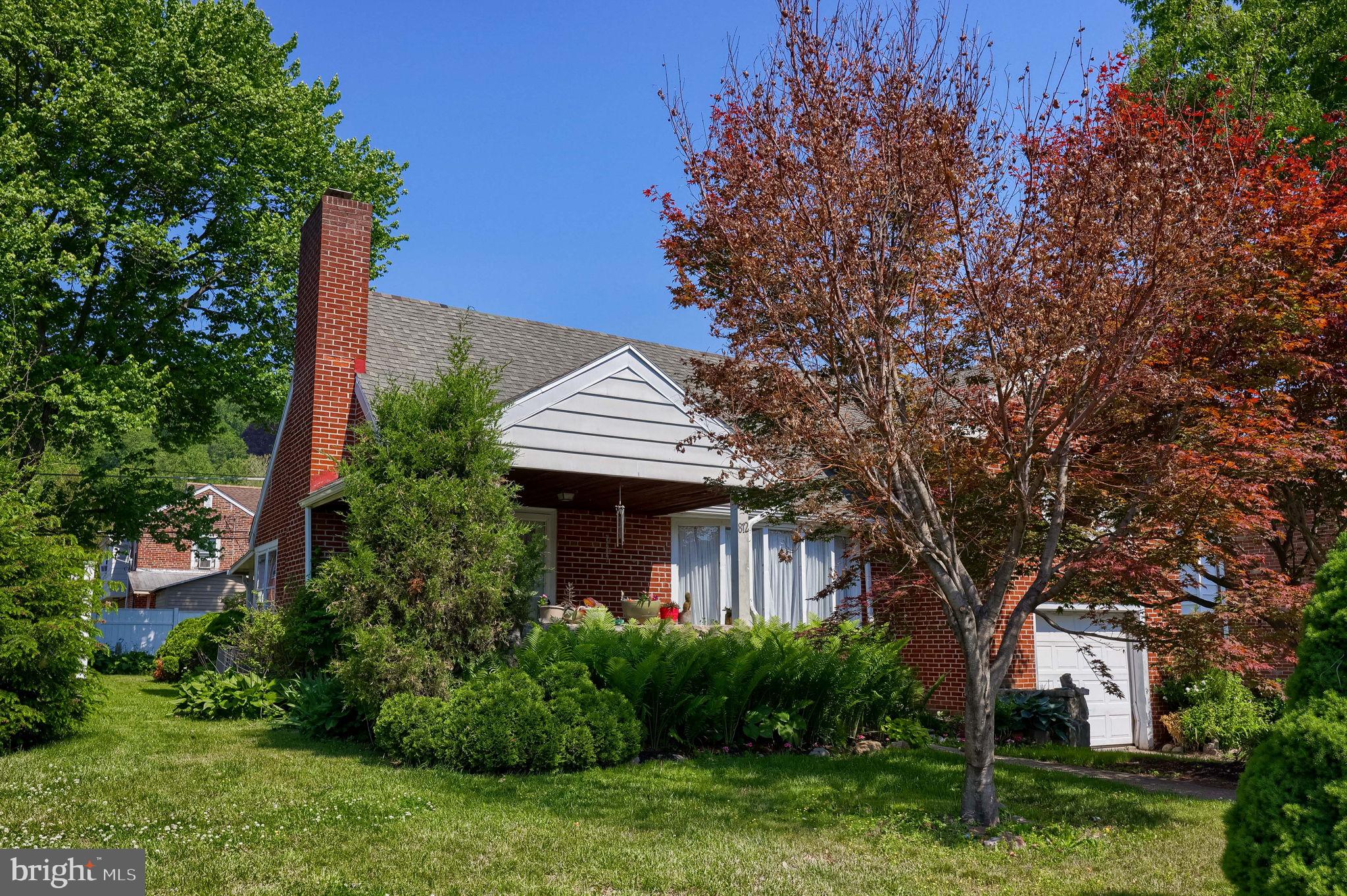 812 Brighton Avenue Reading, PA 19606 - Photo 3 of 33