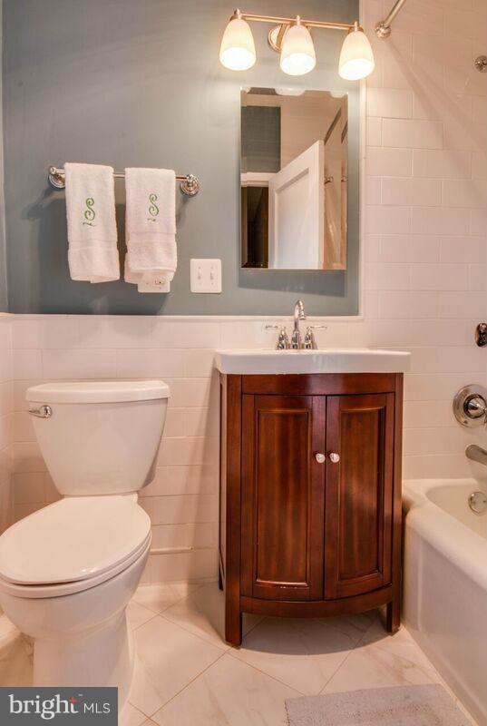 3756 Gunston Road, Unit 2010 Alexandria, VA 22302 - Photo 18 of 26 Bath
