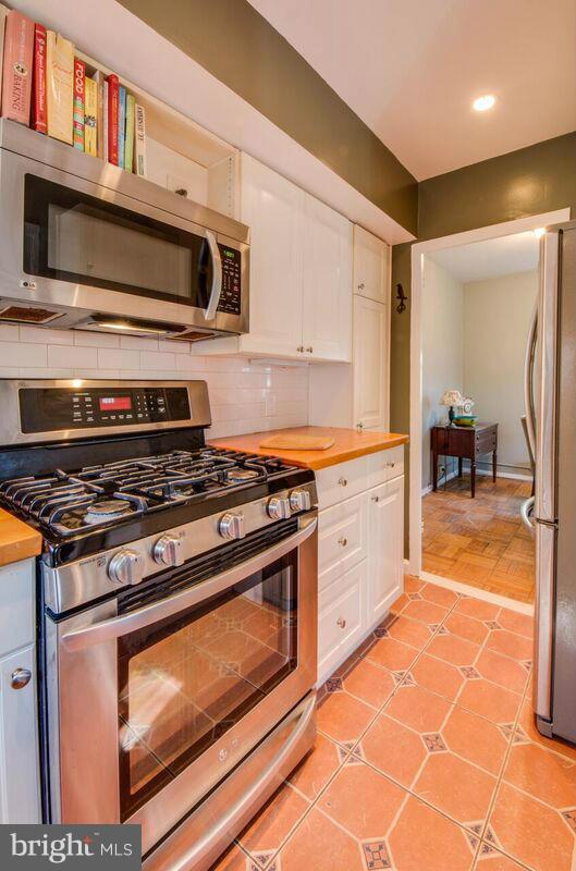 3756 Gunston Road, Unit 2010 Alexandria, VA 22302 - Photo 5 of 26 Kitchen
