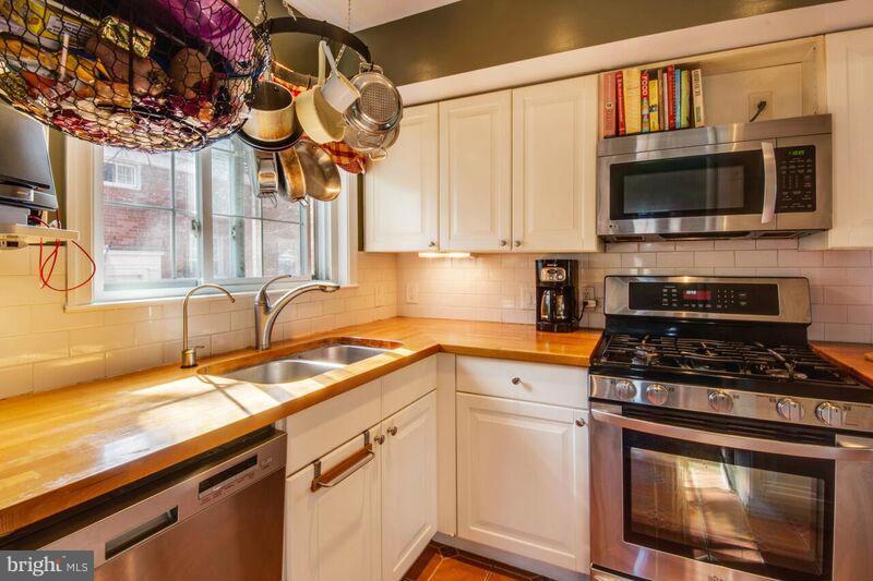 3756 Gunston Road, Unit 2010 Alexandria, VA 22302 - Photo 6 of 26 Kitchen