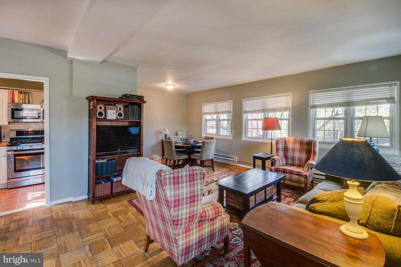 3756 Gunston Road, Unit 2010 Alexandria, VA 22302 - Photo 7 of 26 Living Room