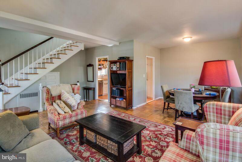 3756 Gunston Road, Unit 2010 Alexandria, VA 22302 - Photo 8 of 26 Living Room