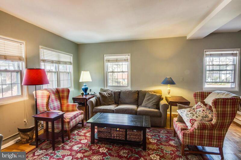 3756 Gunston Road, Unit 2010 Alexandria, VA 22302 - Photo 9 of 26 Living Room