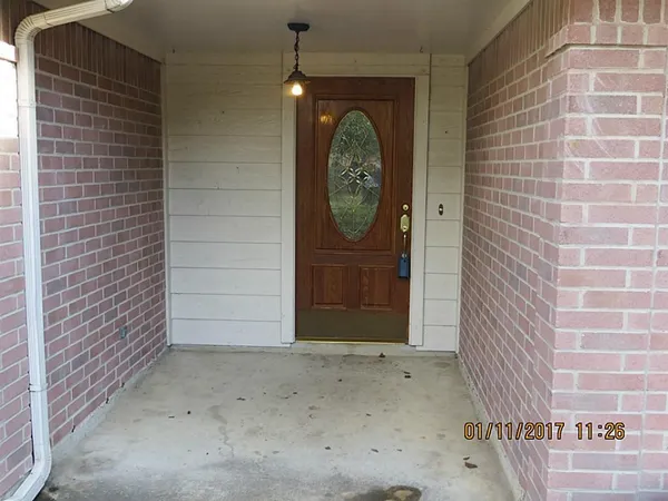 a view of an entryway and a livingroom
