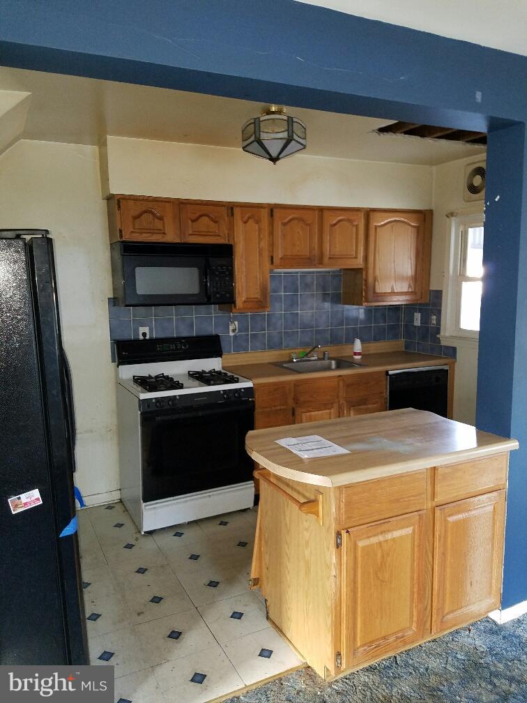 2247 Graythorn Road Baltimore, MD 21220 - Photo 3 of 11 Kitchen