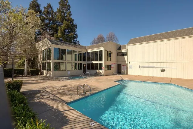 a view of a backyard