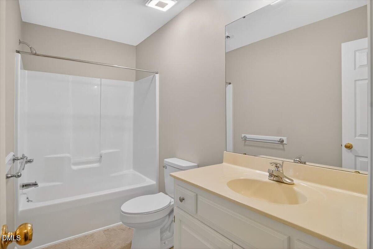 1630 Oxford Road, Unit B Henderson, NC 27536 - Photo 20 of 30 a bathroom with a sink a toilet and a bathtub