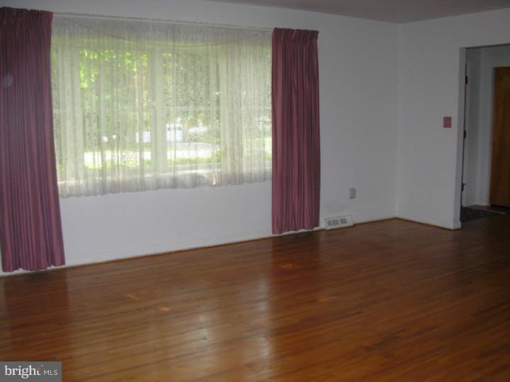 1009 Old York Road Hightstown, NJ 08520 - Photo 11 of 16 Living Room