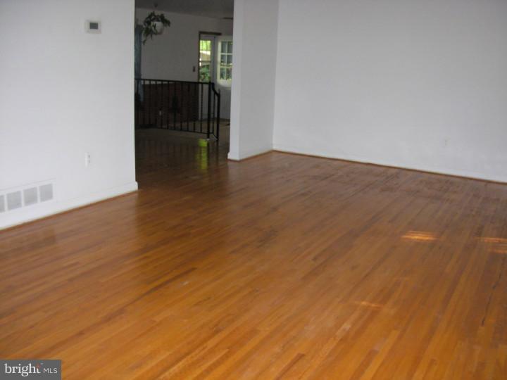 1009 Old York Road Hightstown, NJ 08520 - Photo 12 of 16 Living Room