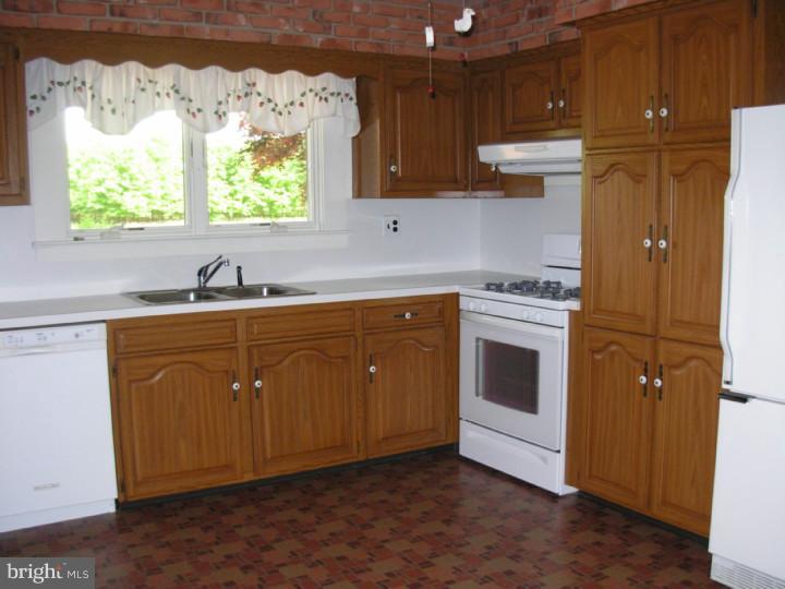 1009 Old York Road Hightstown, NJ 08520 - Photo 8 of 16 Kitchen