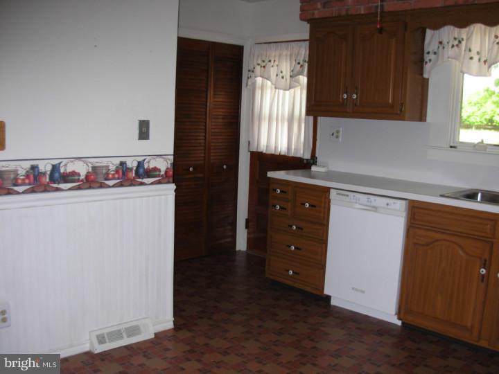 1009 Old York Road Hightstown, NJ 08520 - Photo 10 of 16 Kitchen