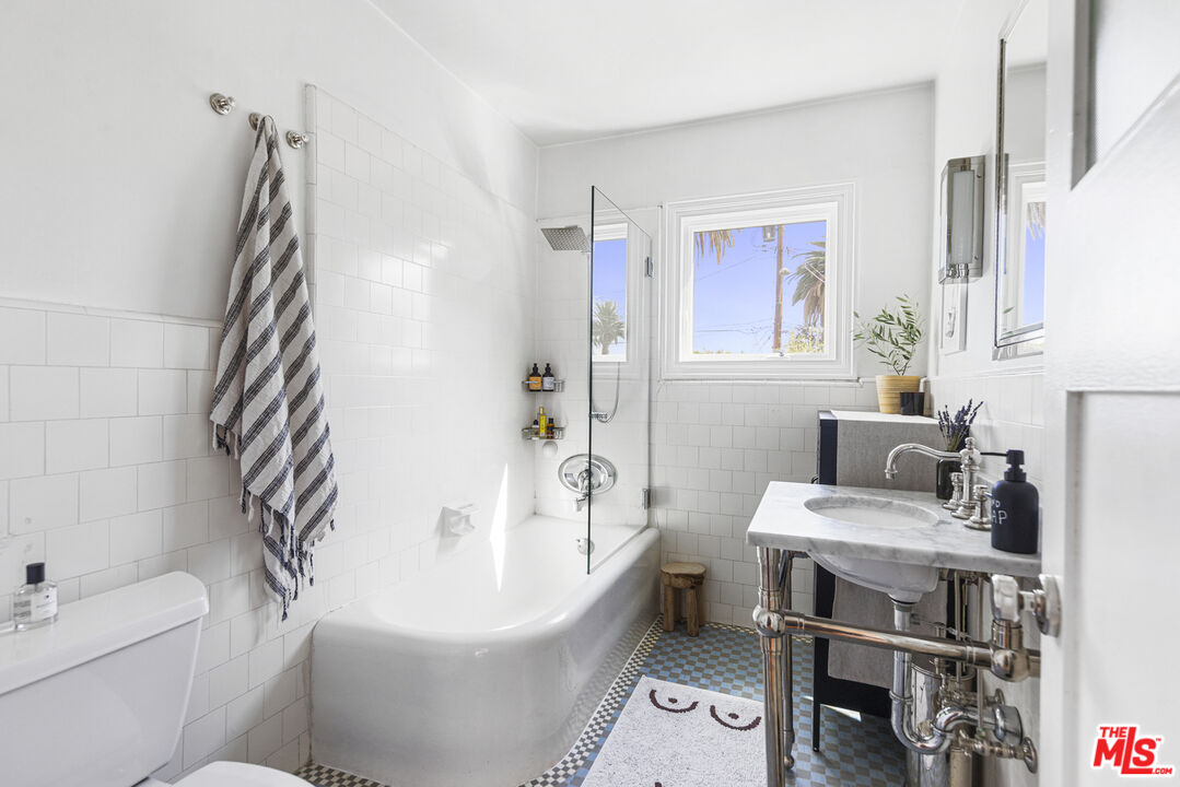 246 Robinson Road Pasadena, CA 91104 - Photo 19 of 43 a bathroom with a sink a toilet and bathtub