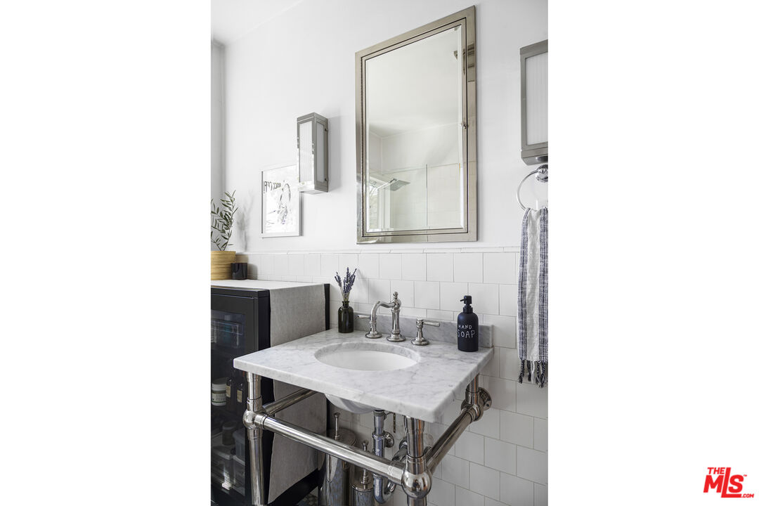 246 Robinson Road Pasadena, CA 91104 - Photo 20 of 43 a bathroom with a sink and a mirror