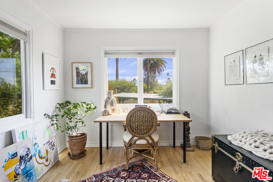 246 Robinson Road Pasadena, CA 91104 - Photo 27 of 43 a workspace with furniture and a window