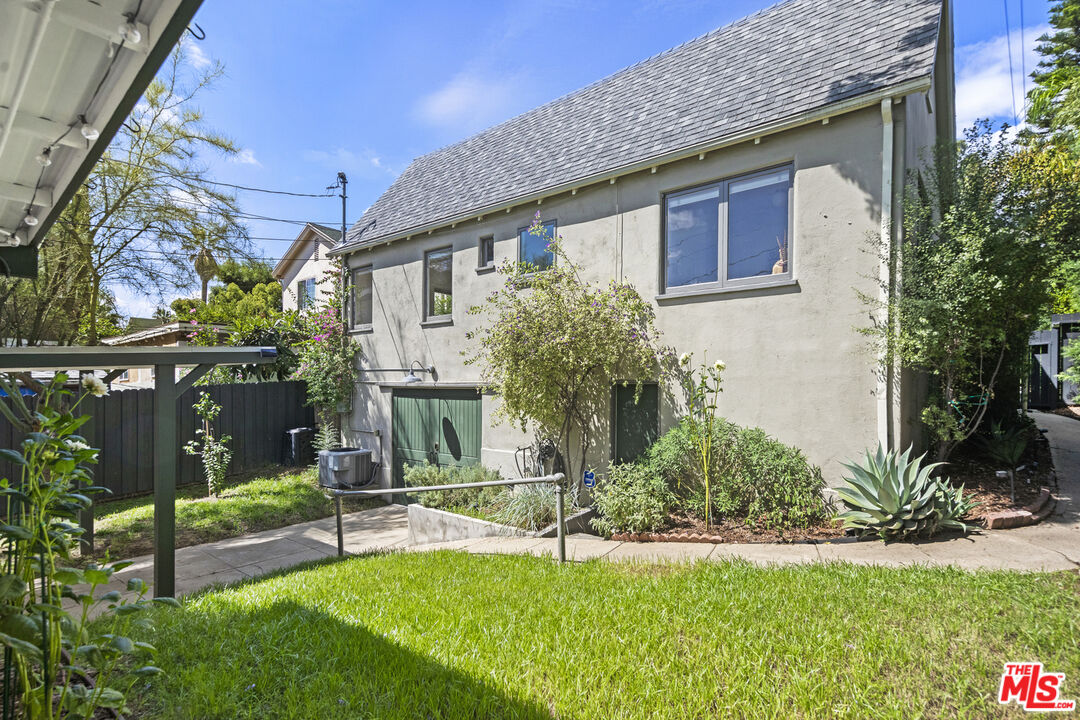 246 Robinson Road Pasadena, CA 91104 - Photo 33 of 43 a view of house with backyard and garden