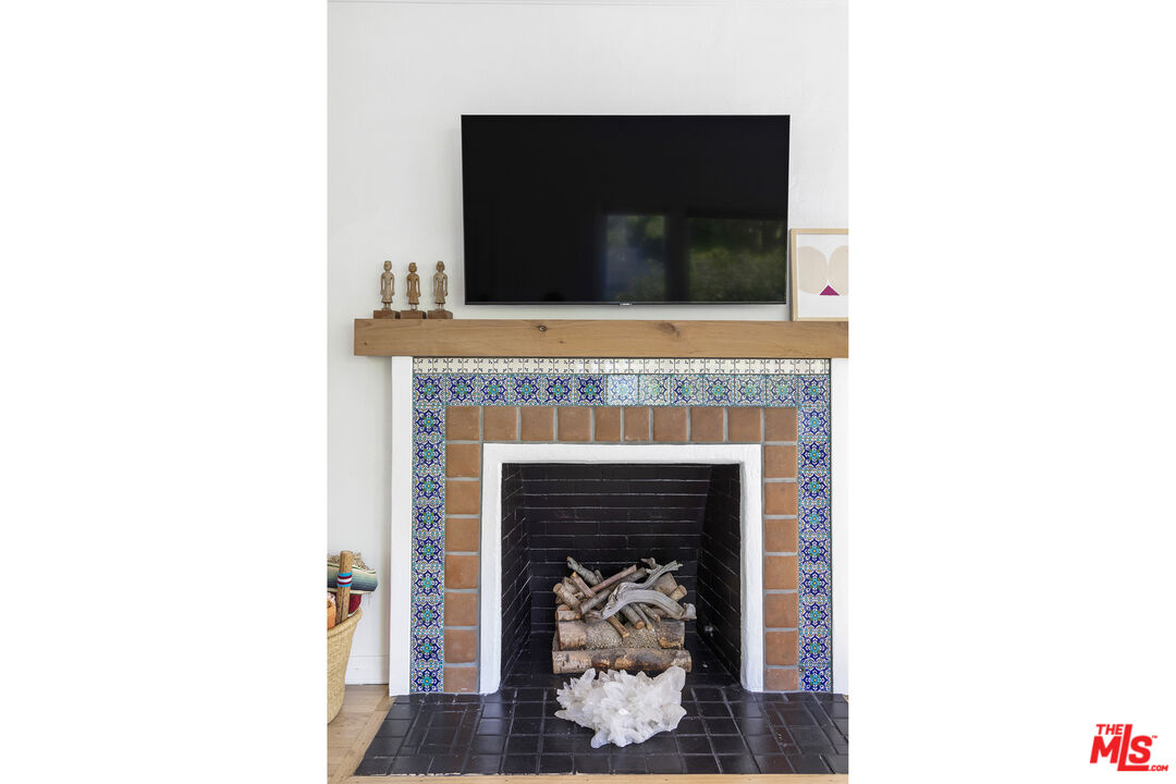 246 Robinson Road Pasadena, CA 91104 - Photo 7 of 43 a living room with a fireplace