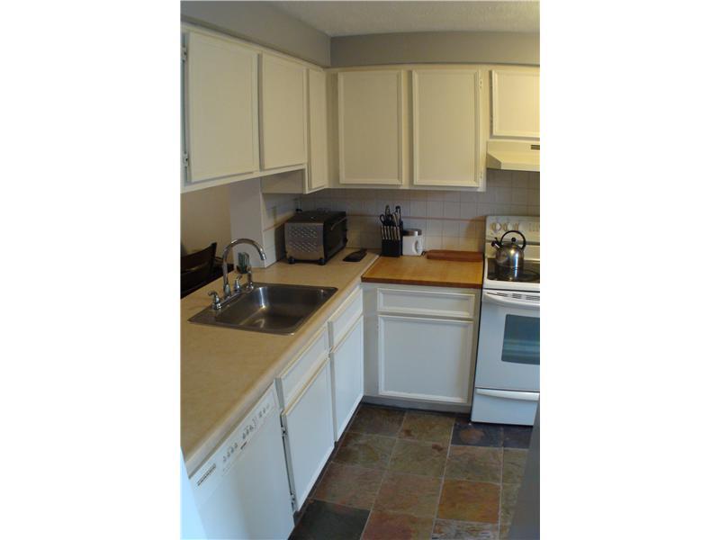 343 Quail Run Road, Unit 28B Venetia, PA 15367 - Photo 5 of 13 Kitchen.