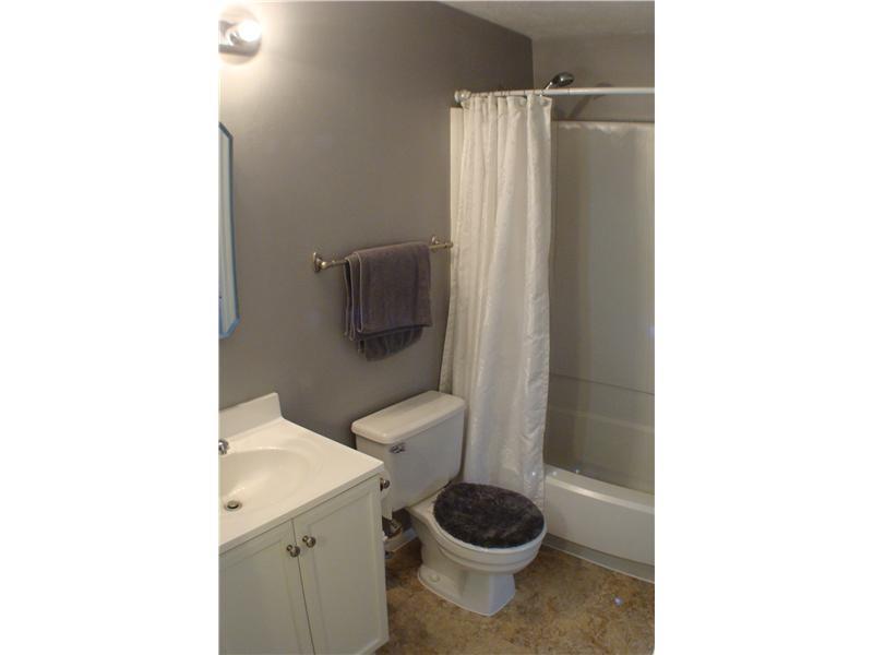 343 Quail Run Road, Unit 28B Venetia, PA 15367 - Photo 9 of 13 Full Bath.