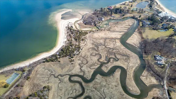 $2,995,000 | 224 Centre Island Road, Centre Island, NY 11771