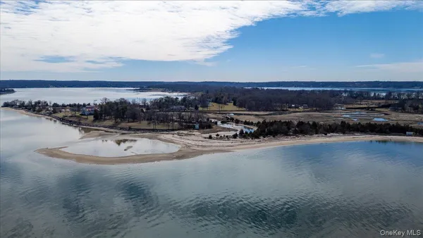 $2,995,000 | 224 Centre Island Road, Centre Island, NY 11771