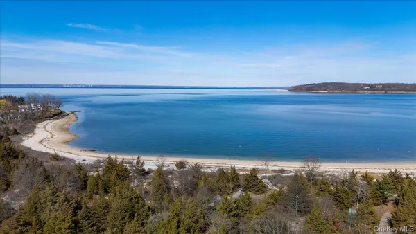 $2,995,000 | 224 Centre Island Road, Centre Island, NY 11771