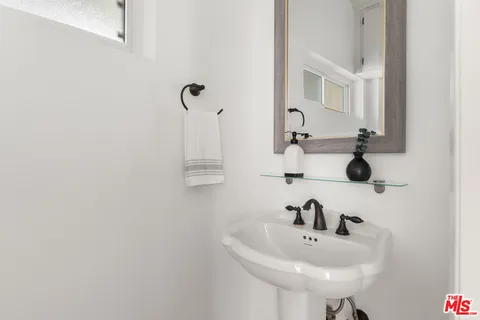$1,295,000 | 1127 9th Street, Unit 103, Santa Monica, CA 90403