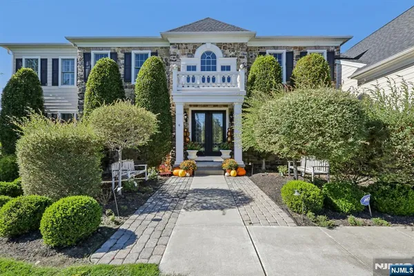 a view of outdoor space yard and porch