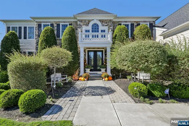 a view of outdoor space yard and porch