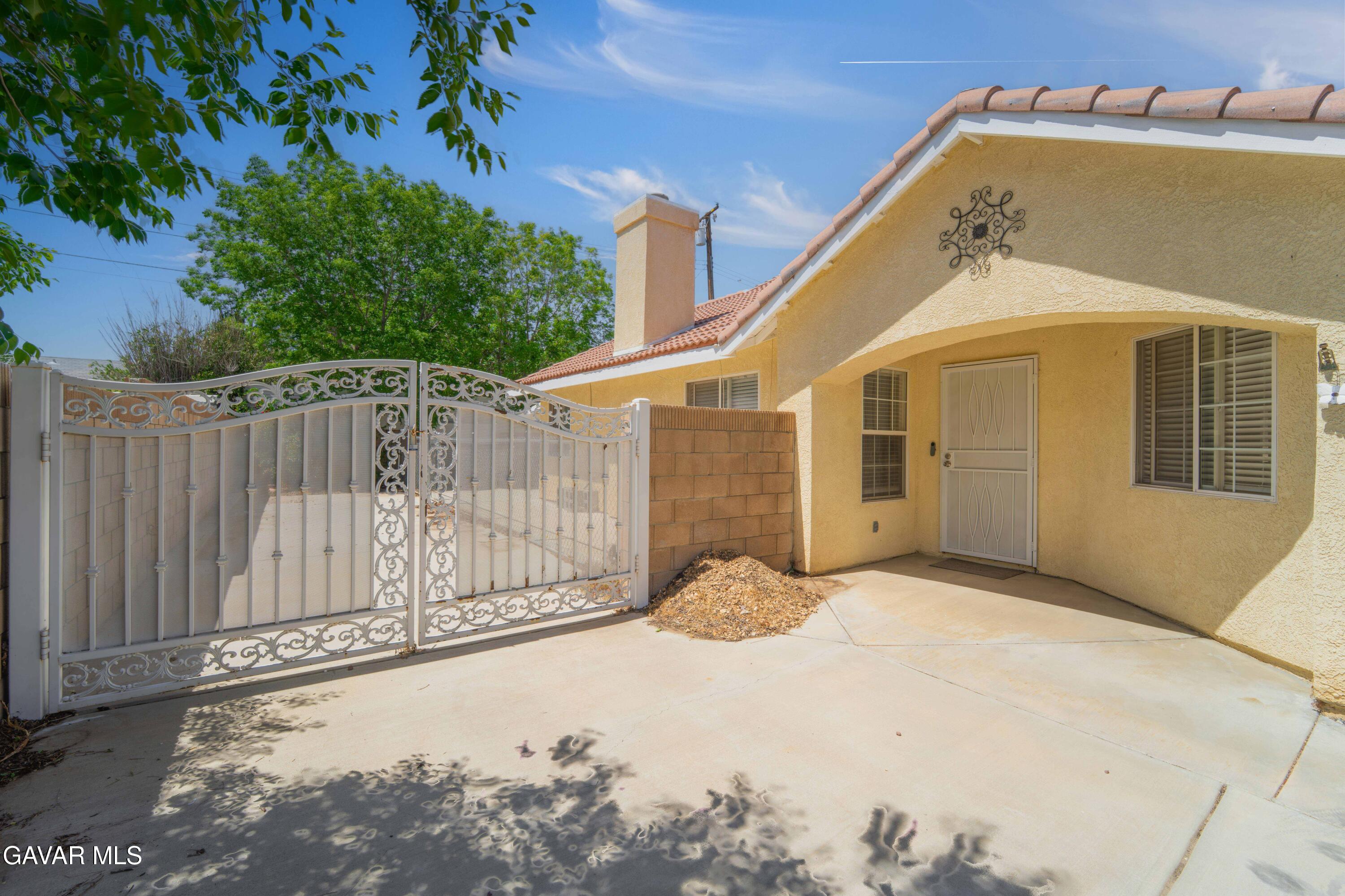 43915 Glenraven Road Lancaster, CA 93535 - Photo 4 of 28 26.4.22 Glenraven Exterior-19