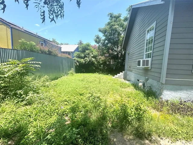 $1,900 | 2410 East 12th Street, Austin, TX 78702