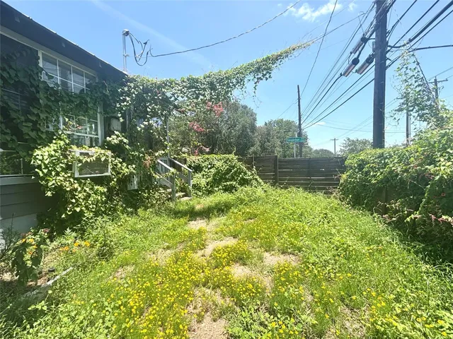 $1,900 | 2410 East 12th Street, Austin, TX 78702