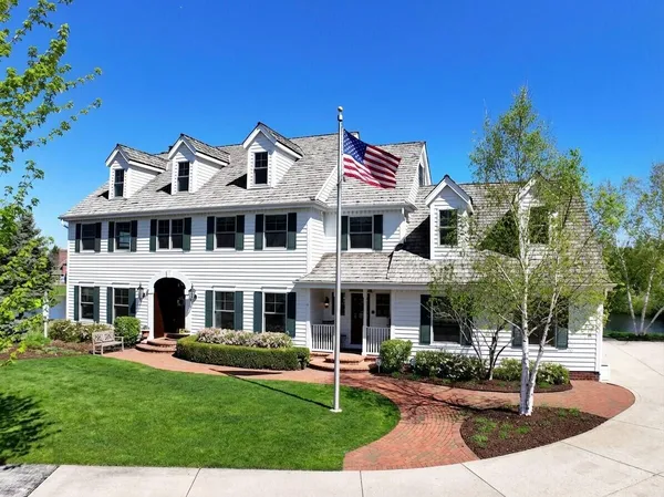 $1,849,000 | 214 East Beechwood Court, Mequon, WI 53092