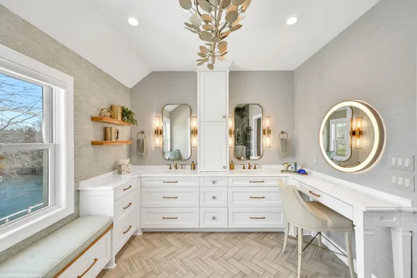 $1,849,000 | 214 East Beechwood Court, Mequon, WI 53092