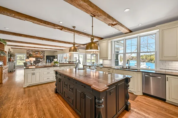 $1,849,000 | 214 East Beechwood Court, Mequon, WI 53092